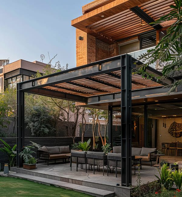 pergola dans un jardin d'une maison à étage couvrant du mobilier