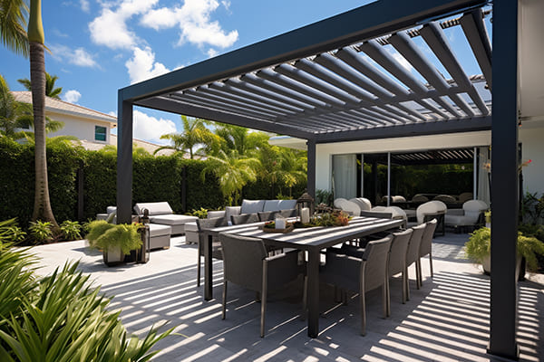 table de jardin sous pergola avec une baie vitrée en fond